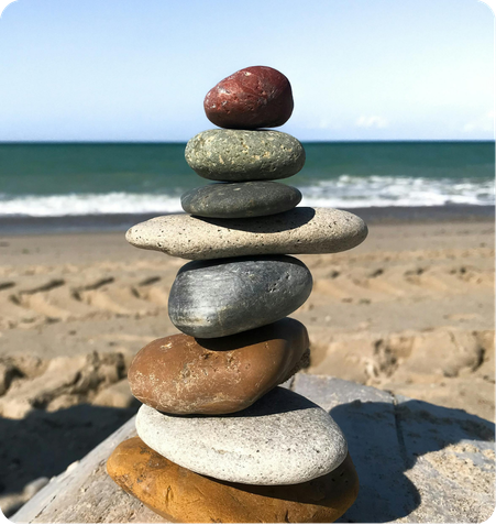 Équilibre de pierres en bord de mer